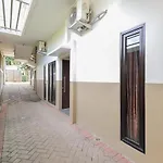 Reddoorz Syariah Near Green Park Jatiwarna