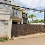 Reddoorz Syariah Near Green Park Jatiwarna