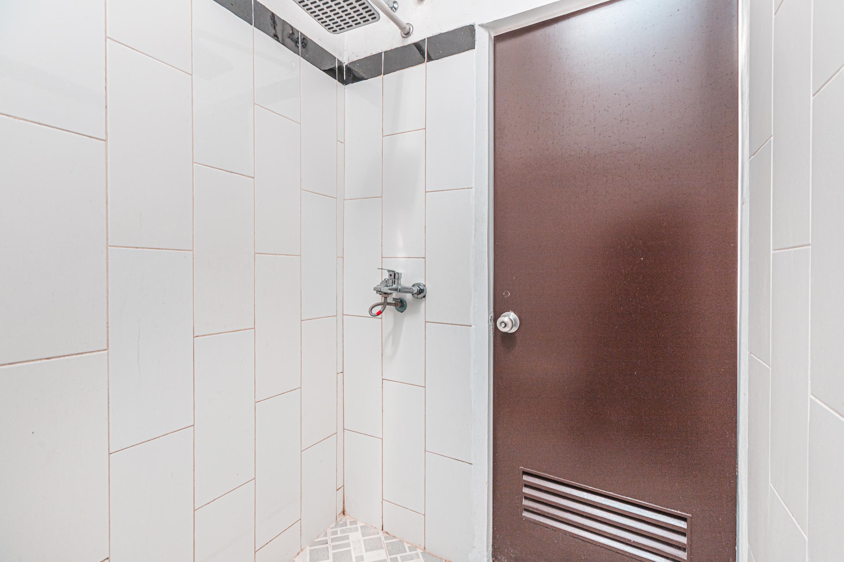 Hotel Reddoorz Syariah Near Park Jatiwarna Bekasi