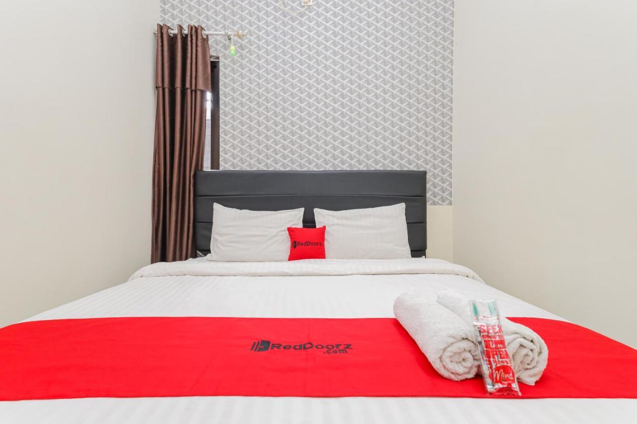 Hotel Reddoorz Syariah Near Park Jatiwarna Bekasi