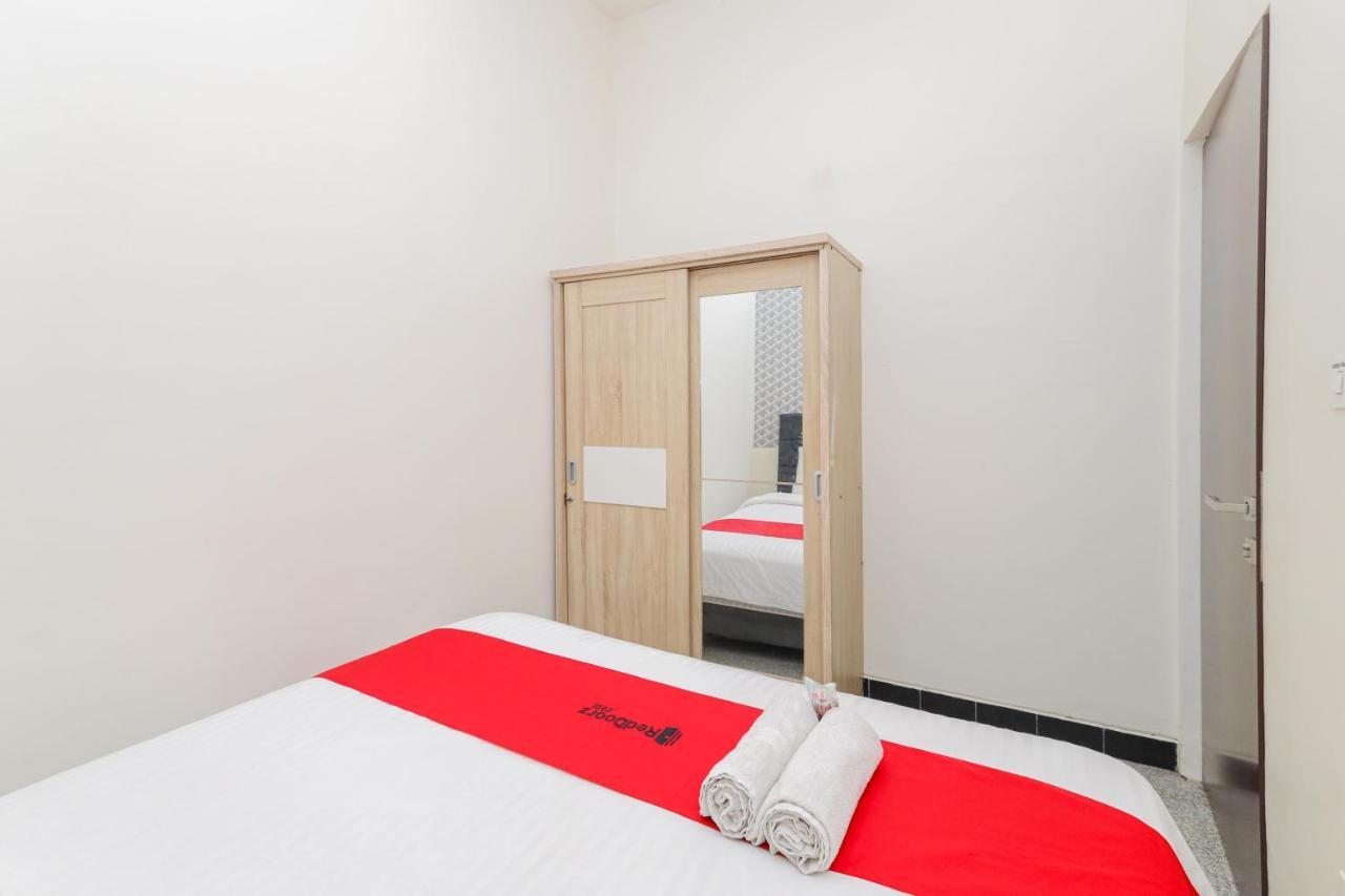 Hotel Reddoorz Syariah Near Park Jatiwarna Bekasi